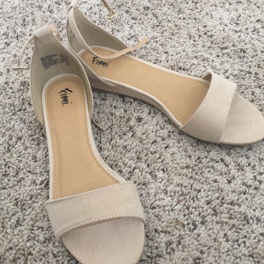 Opened toe nude sandals